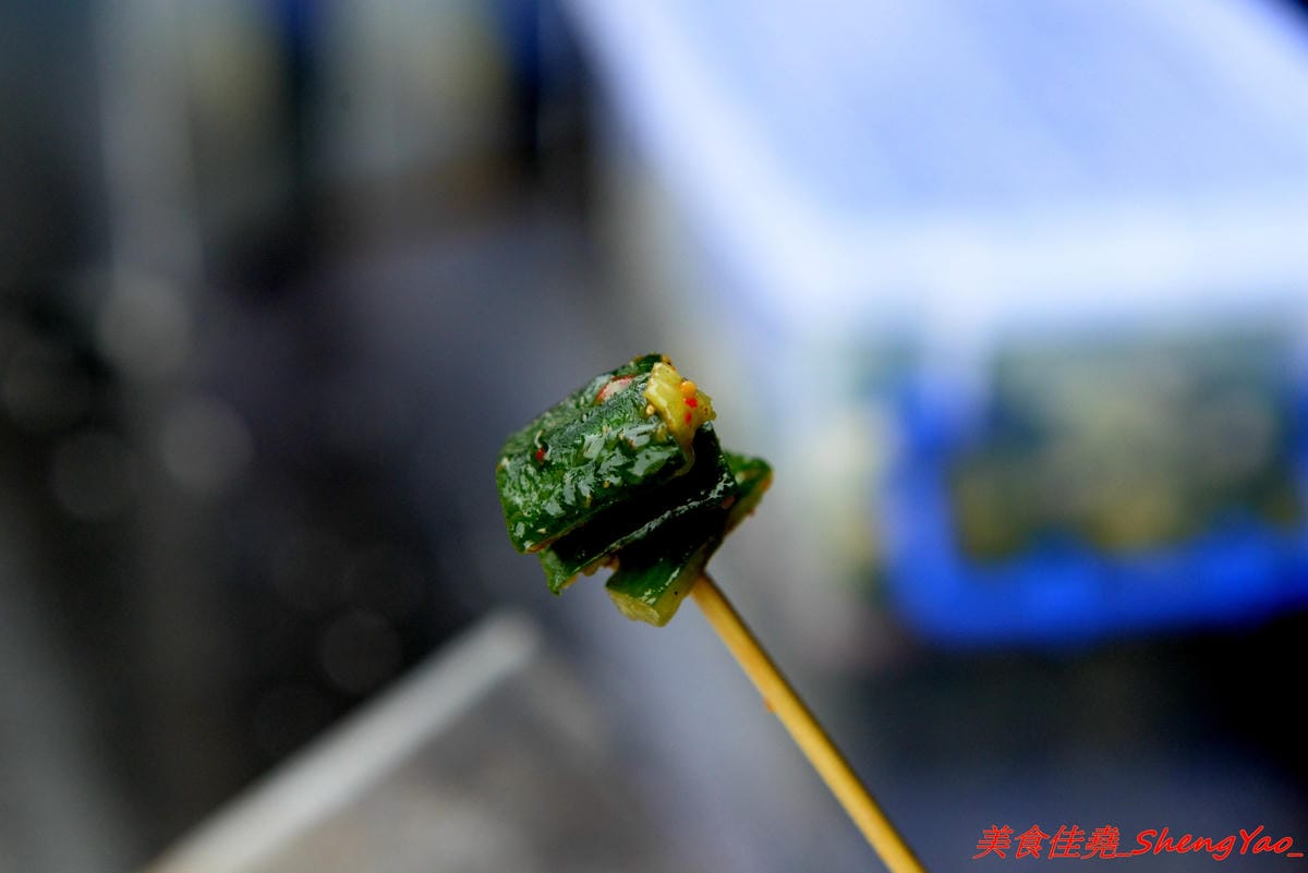 [台中清水]小車生活串 – 清水新發現的日式小攤車,賣的是手作小肉串,梅花肉肉串口感不乾柴,淋上特製醬汁酸酸辣辣超夠味,一串20,三串50,每日限量賣完為止。