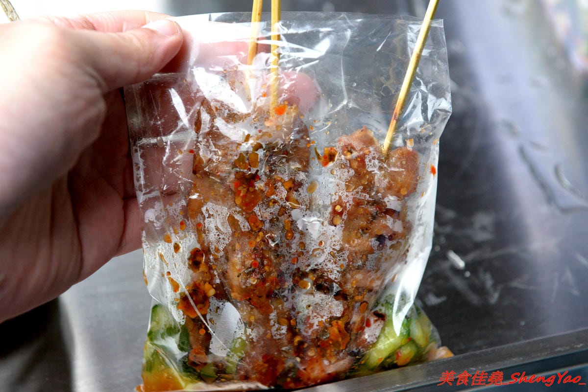 [台中清水]小車生活串 – 清水新發現的日式小攤車,賣的是手作小肉串,梅花肉肉串口感不乾柴,淋上特製醬汁酸酸辣辣超夠味,一串20,三串50,每日限量賣完為止。