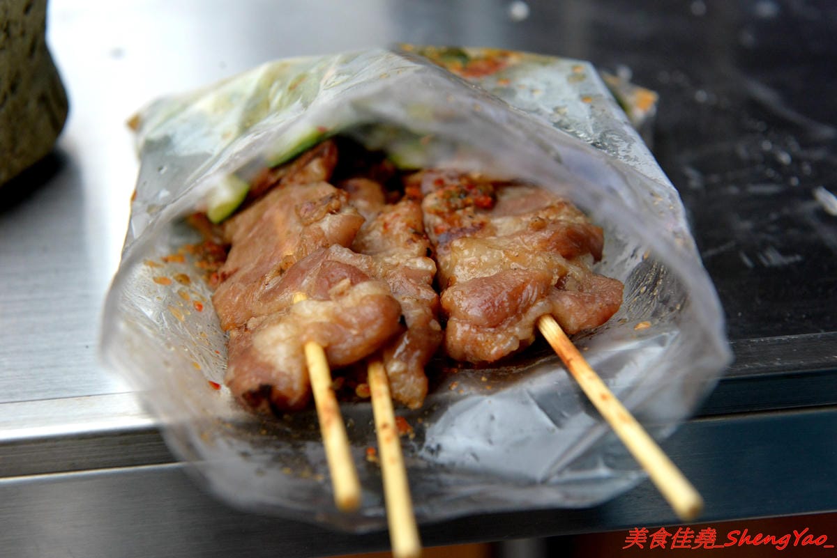 [台中清水]小車生活串 – 清水新發現的日式小攤車,賣的是手作小肉串,梅花肉肉串口感不乾柴,淋上特製醬汁酸酸辣辣超夠味,一串20,三串50,每日限量賣完為止。