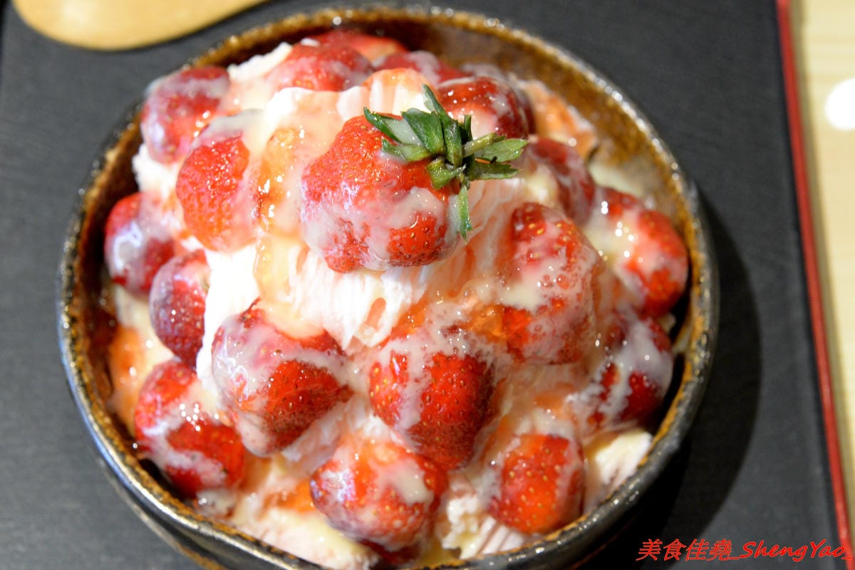 [台中沙鹿]阿娟冰菓室 – 沙鹿新開的冰店,復刻懷舊招牌相當顯眼,店內環境溫馨舒適,大推草莓雪花冰,小山狀的雪花冰周圍放滿了鮮嫩欲滴的大紅草莓,上頭還有淋上店家自製的草莓果醬,吸睛指數