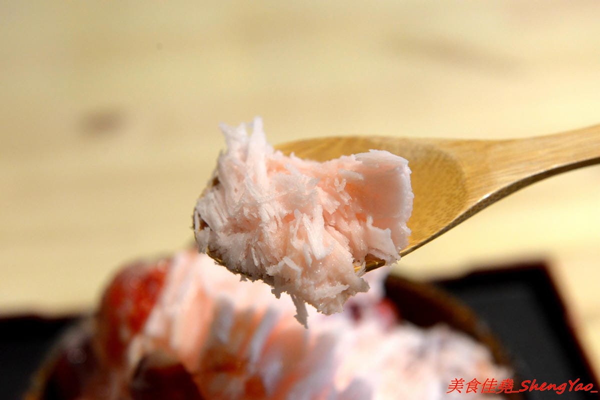 [台中沙鹿]阿娟冰菓室 – 沙鹿新開的冰店,復刻懷舊招牌相當顯眼,店內環境溫馨舒適,大推草莓雪花冰,小山狀的雪花冰周圍放滿了鮮嫩欲滴的大紅草莓,上頭還有淋上店家自製的草莓果醬,吸睛指數