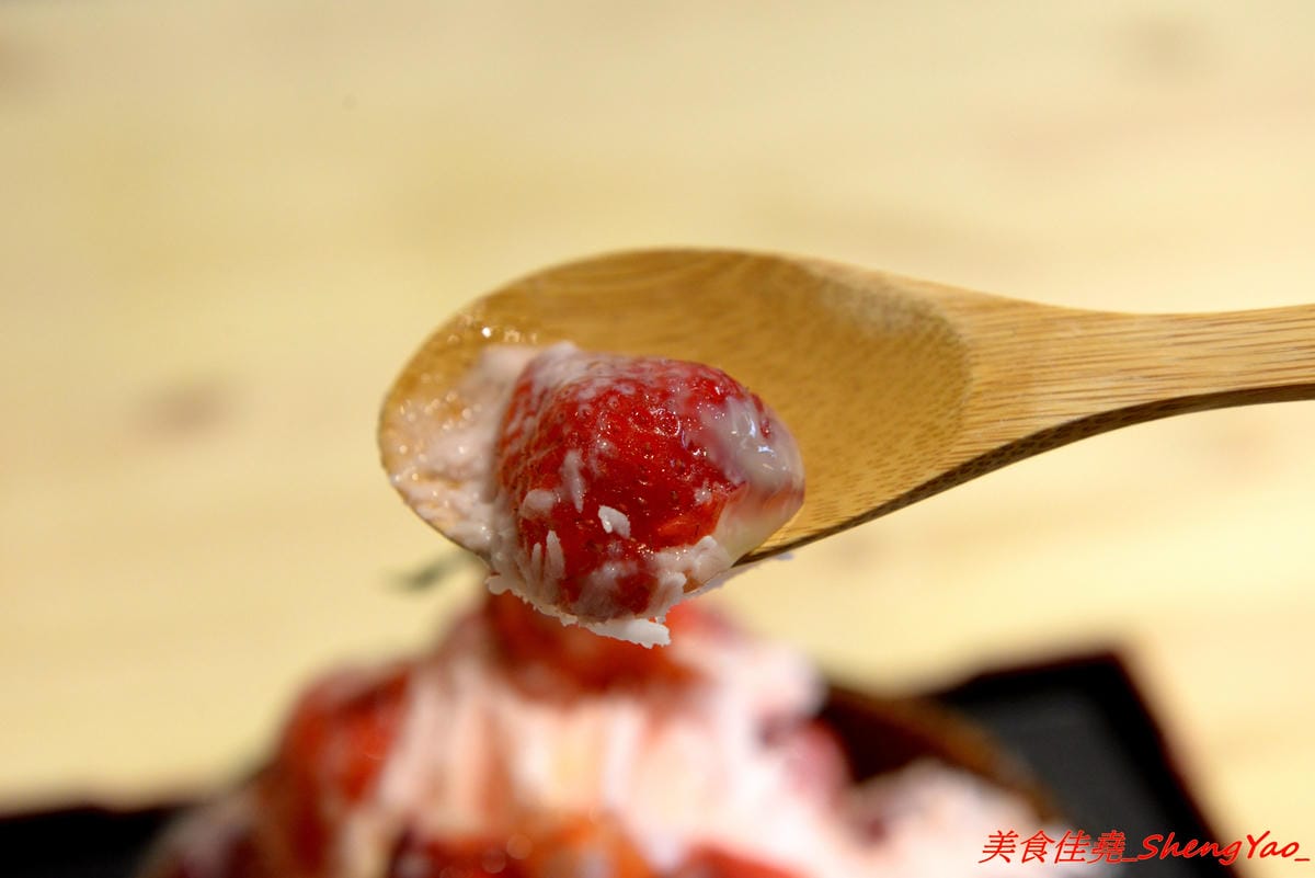 [台中沙鹿]阿娟冰菓室 – 沙鹿新開的冰店,復刻懷舊招牌相當顯眼,店內環境溫馨舒適,大推草莓雪花冰,小山狀的雪花冰周圍放滿了鮮嫩欲滴的大紅草莓,上頭還有淋上店家自製的草莓果醬,吸睛指數