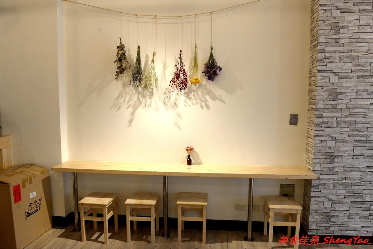 [台中沙鹿]阿娟冰菓室 – 沙鹿新開的冰店,復刻懷舊招牌相當顯眼,店內環境溫馨舒適,大推草莓雪花冰,小山狀的雪花冰周圍放滿了鮮嫩欲滴的大紅草莓,上頭還有淋上店家自製的草莓果醬,吸睛指數
