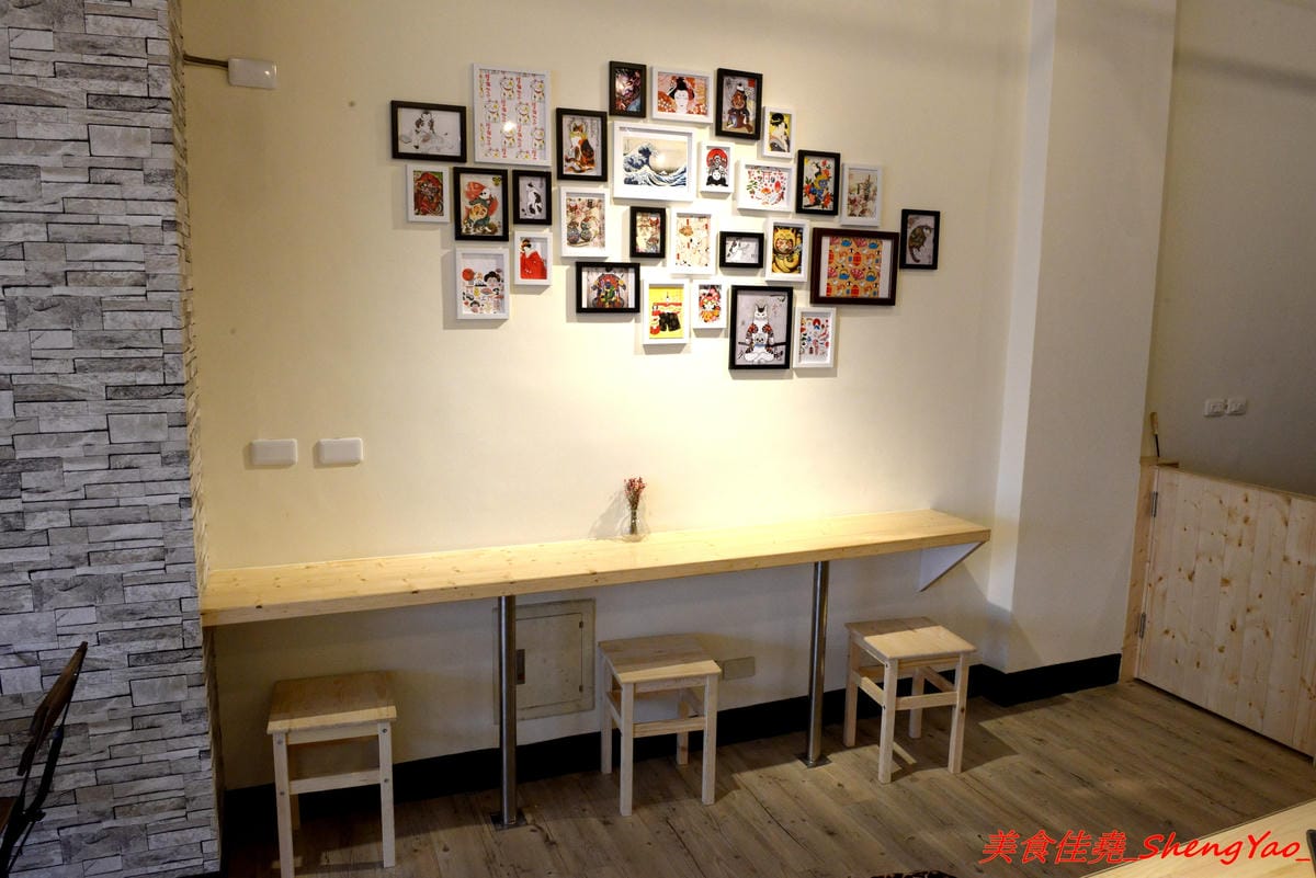 [台中沙鹿]阿娟冰菓室 – 沙鹿新開的冰店,復刻懷舊招牌相當顯眼,店內環境溫馨舒適,大推草莓雪花冰,小山狀的雪花冰周圍放滿了鮮嫩欲滴的大紅草莓,上頭還有淋上店家自製的草莓果醬,吸睛指數