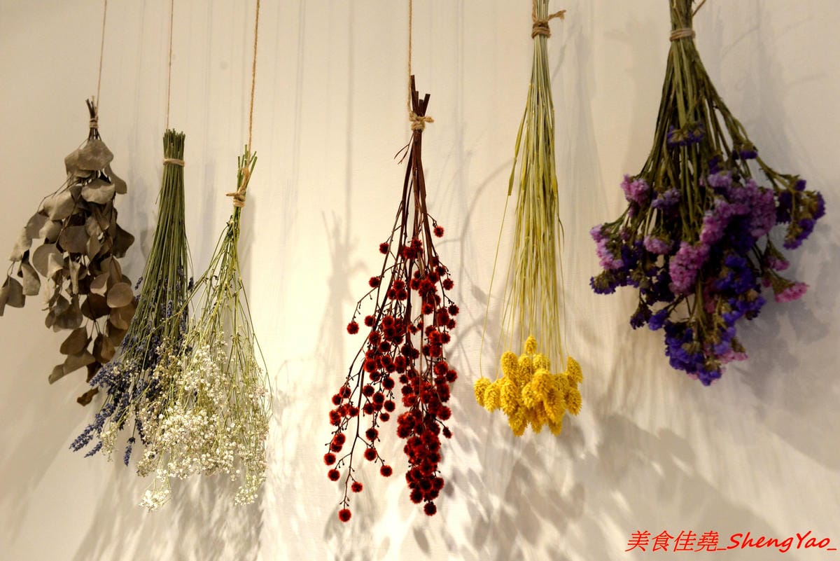 [台中沙鹿]阿娟冰菓室 – 沙鹿新開的冰店,復刻懷舊招牌相當顯眼,店內環境溫馨舒適,大推草莓雪花冰,小山狀的雪花冰周圍放滿了鮮嫩欲滴的大紅草莓,上頭還有淋上店家自製的草莓果醬,吸睛指數
