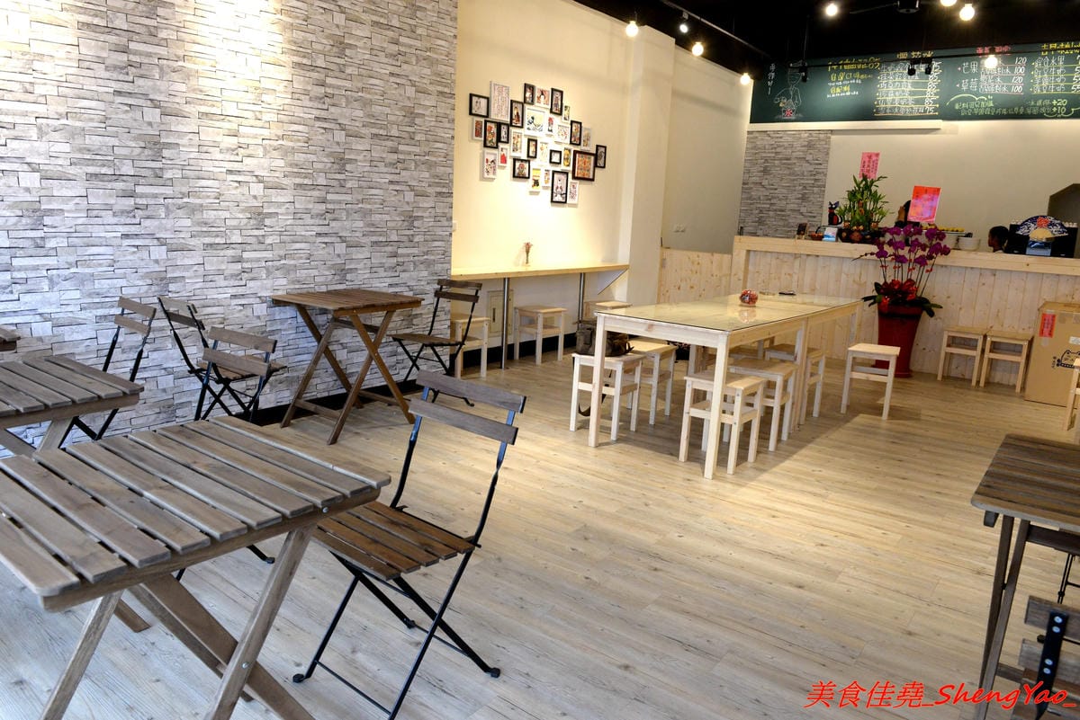 [台中沙鹿]阿娟冰菓室 – 沙鹿新開的冰店,復刻懷舊招牌相當顯眼,店內環境溫馨舒適,大推草莓雪花冰,小山狀的雪花冰周圍放滿了鮮嫩欲滴的大紅草莓,上頭還有淋上店家自製的草莓果醬,吸睛指數