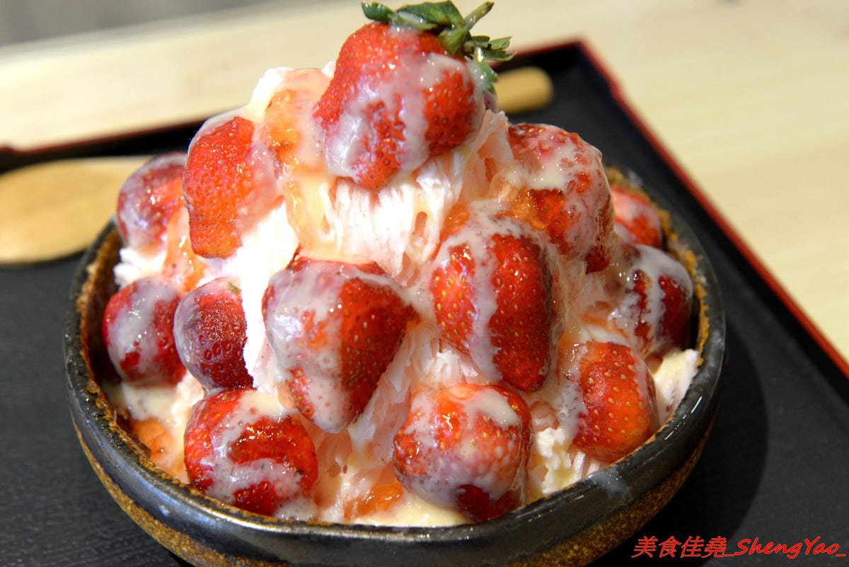 [台中沙鹿]阿娟冰菓室 – 沙鹿新開的冰店,復刻懷舊招牌相當顯眼,店內環境溫馨舒適,大推草莓雪花冰,小山狀的雪花冰周圍放滿了鮮嫩欲滴的大紅草莓,上頭還有淋上店家自製的草莓果醬,吸睛指數