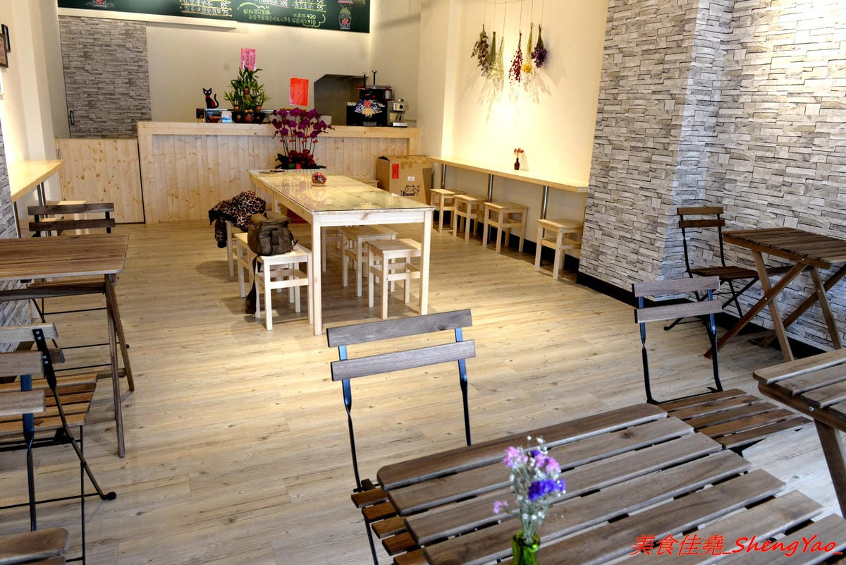 [台中沙鹿]阿娟冰菓室 – 沙鹿新開的冰店,復刻懷舊招牌相當顯眼,店內環境溫馨舒適,大推草莓雪花冰,小山狀的雪花冰周圍放滿了鮮嫩欲滴的大紅草莓,上頭還有淋上店家自製的草莓果醬,吸睛指數