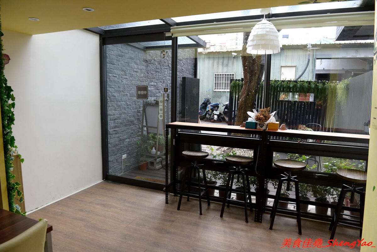[台中龍井]二花一樹 – 隱藏在東海商圈巷弄內的輕食咖啡店,帕里尼三明治和手作甜點都好好吃,主食有附飲品,價位不貴,店家環境氣氛相當不錯,非常適合IG拍照打卡。(已歇業)