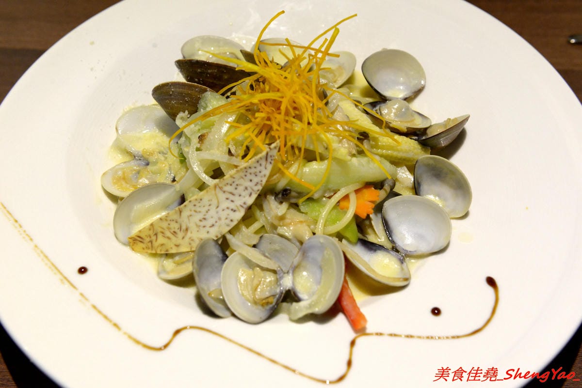 [台中龍井]二花一樹 – 隱藏在東海商圈巷弄內的輕食咖啡店,帕里尼三明治和手作甜點都好好吃,主食有附飲品,價位不貴,店家環境氣氛相當不錯,非常適合IG拍照打卡。(已歇業)