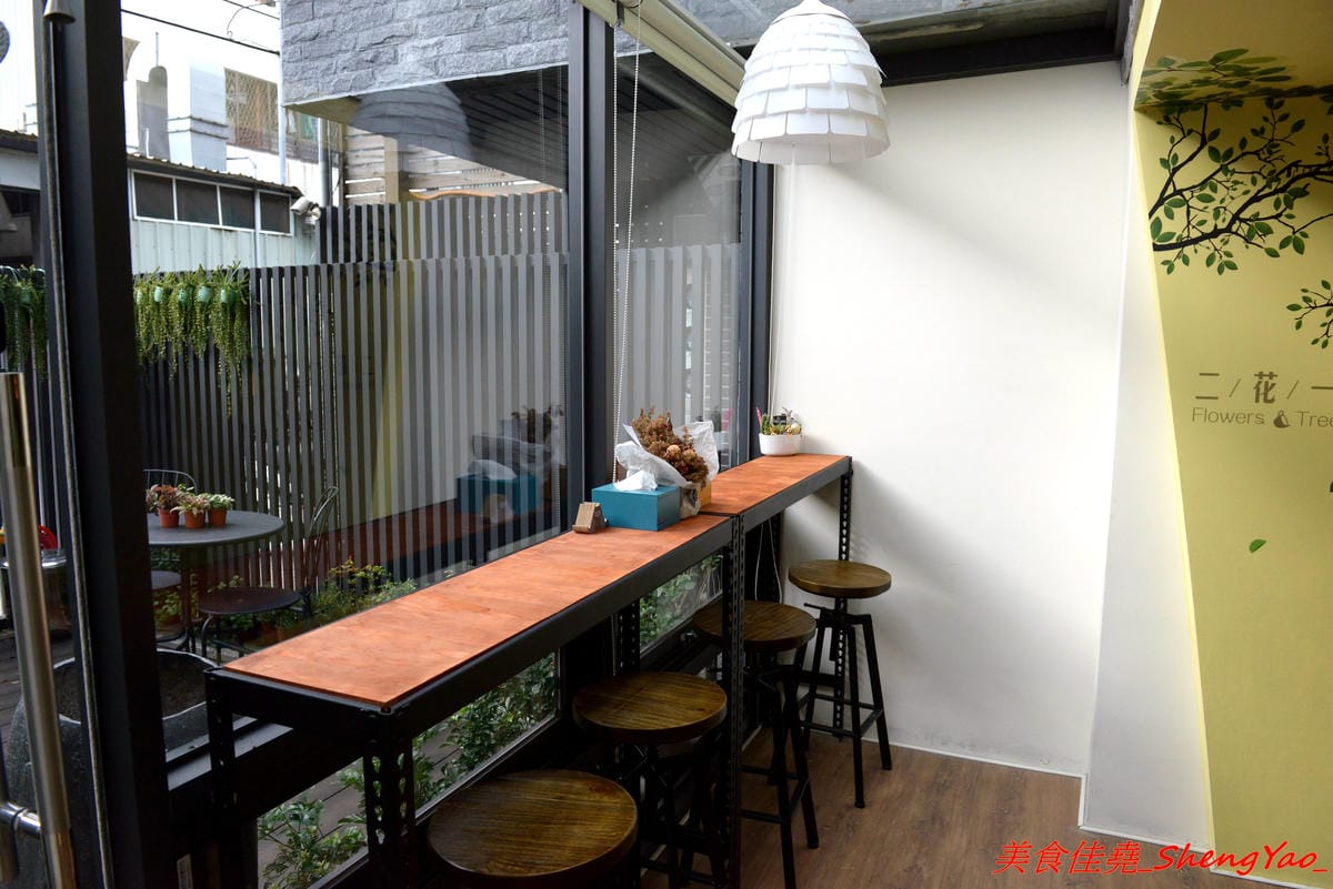 [台中龍井]二花一樹 – 隱藏在東海商圈巷弄內的輕食咖啡店,帕里尼三明治和手作甜點都好好吃,主食有附飲品,價位不貴,店家環境氣氛相當不錯,非常適合IG拍照打卡。(已歇業)