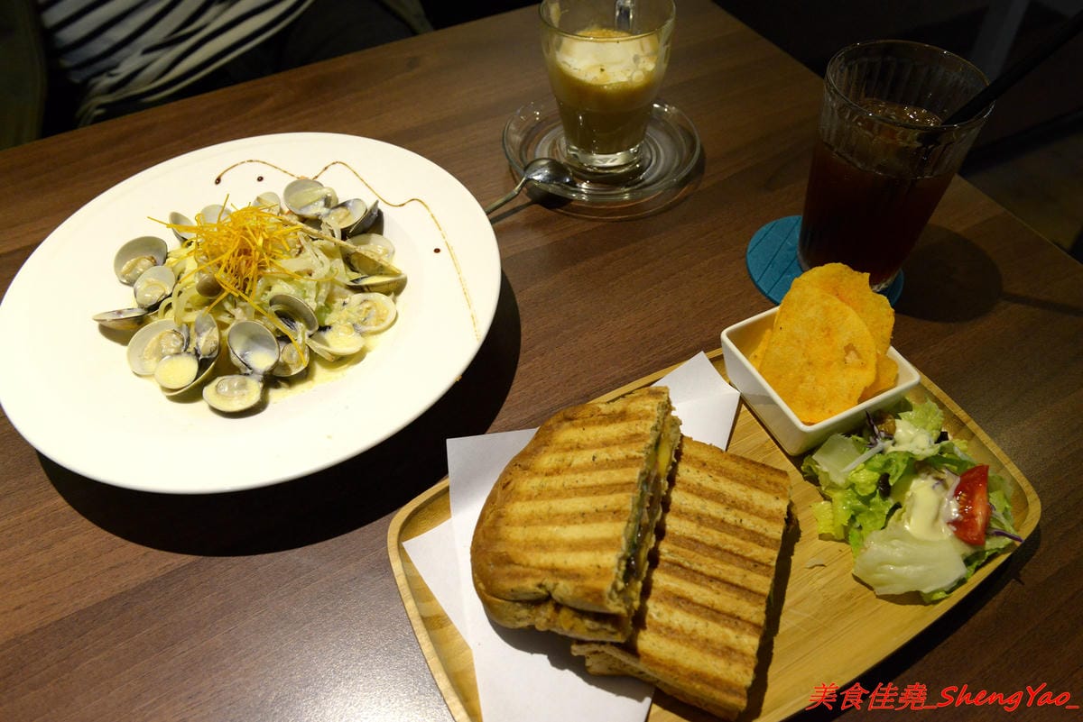 [台中龍井]二花一樹 – 隱藏在東海商圈巷弄內的輕食咖啡店,帕里尼三明治和手作甜點都好好吃,主食有附飲品,價位不貴,店家環境氣氛相當不錯,非常適合IG拍照打卡。(已歇業)