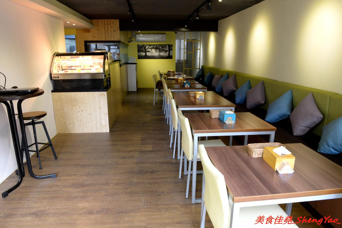 [台中龍井]二花一樹 – 隱藏在東海商圈巷弄內的輕食咖啡店,帕里尼三明治和手作甜點都好好吃,主食有附飲品,價位不貴,店家環境氣氛相當不錯,非常適合IG拍照打卡。(已歇業)