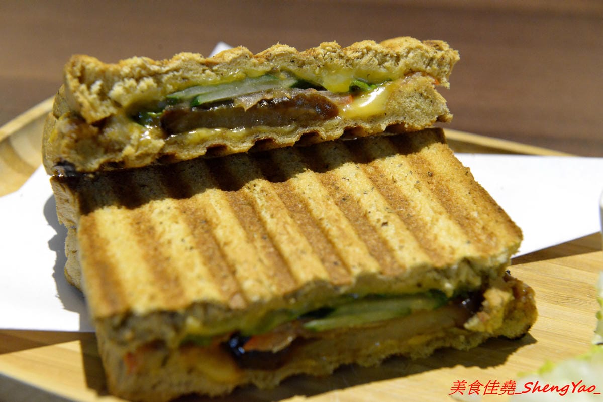 [台中龍井]二花一樹 – 隱藏在東海商圈巷弄內的輕食咖啡店,帕里尼三明治和手作甜點都好好吃,主食有附飲品,價位不貴,店家環境氣氛相當不錯,非常適合IG拍照打卡。(已歇業)