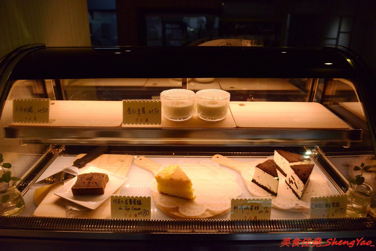 [台中龍井]二花一樹 – 隱藏在東海商圈巷弄內的輕食咖啡店,帕里尼三明治和手作甜點都好好吃,主食有附飲品,價位不貴,店家環境氣氛相當不錯,非常適合IG拍照打卡。(已歇業)