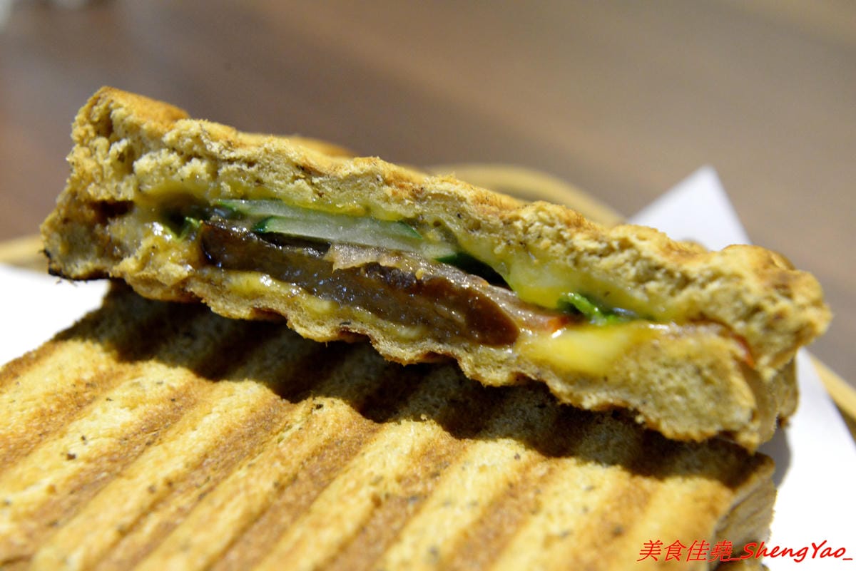 [台中龍井]二花一樹 – 隱藏在東海商圈巷弄內的輕食咖啡店,帕里尼三明治和手作甜點都好好吃,主食有附飲品,價位不貴,店家環境氣氛相當不錯,非常適合IG拍照打卡。(已歇業)