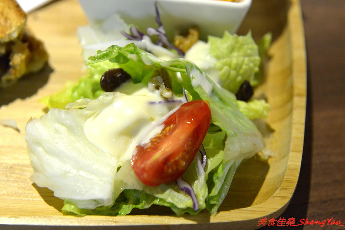 [台中龍井]二花一樹 – 隱藏在東海商圈巷弄內的輕食咖啡店,帕里尼三明治和手作甜點都好好吃,主食有附飲品,價位不貴,店家環境氣氛相當不錯,非常適合IG拍照打卡。(已歇業)
