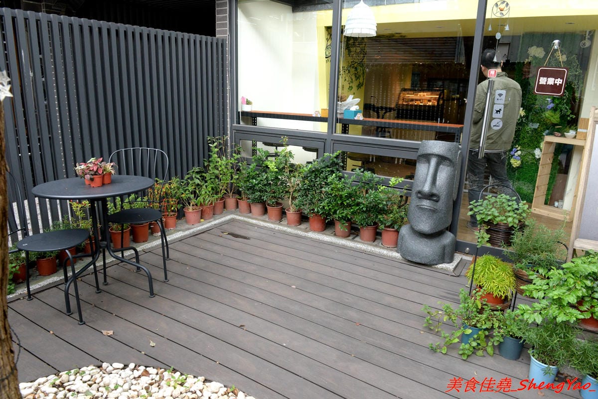 [台中龍井]二花一樹 – 隱藏在東海商圈巷弄內的輕食咖啡店,帕里尼三明治和手作甜點都好好吃,主食有附飲品,價位不貴,店家環境氣氛相當不錯,非常適合IG拍照打卡。(已歇業)