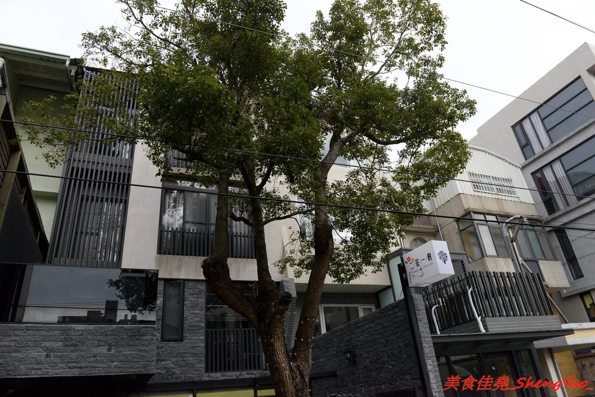 [台中龍井]二花一樹 – 隱藏在東海商圈巷弄內的輕食咖啡店,帕里尼三明治和手作甜點都好好吃,主食有附飲品,價位不貴,店家環境氣氛相當不錯,非常適合IG拍照打卡。(已歇業)