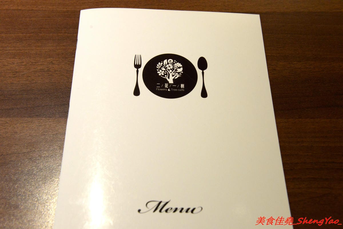 [台中龍井]二花一樹 – 隱藏在東海商圈巷弄內的輕食咖啡店,帕里尼三明治和手作甜點都好好吃,主食有附飲品,價位不貴,店家環境氣氛相當不錯,非常適合IG拍照打卡。(已歇業)