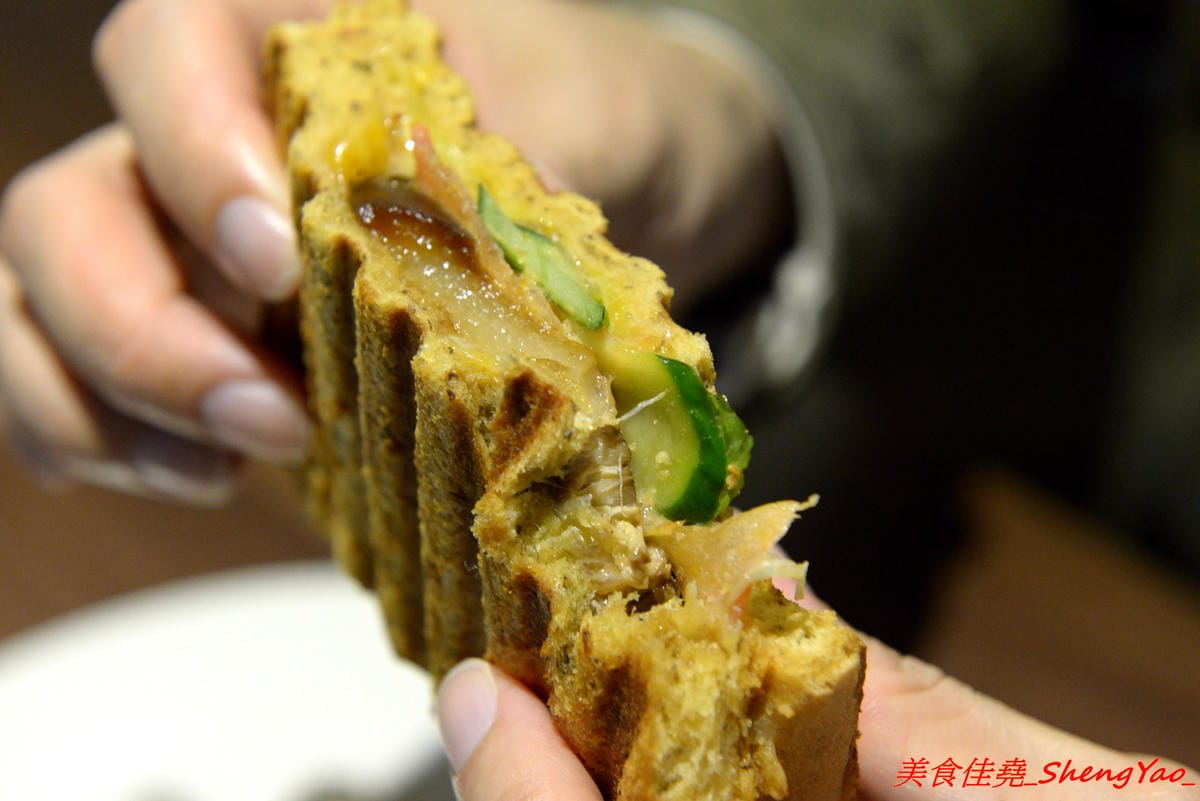 [台中龍井]二花一樹 – 隱藏在東海商圈巷弄內的輕食咖啡店,帕里尼三明治和手作甜點都好好吃,主食有附飲品,價位不貴,店家環境氣氛相當不錯,非常適合IG拍照打卡。(已歇業)