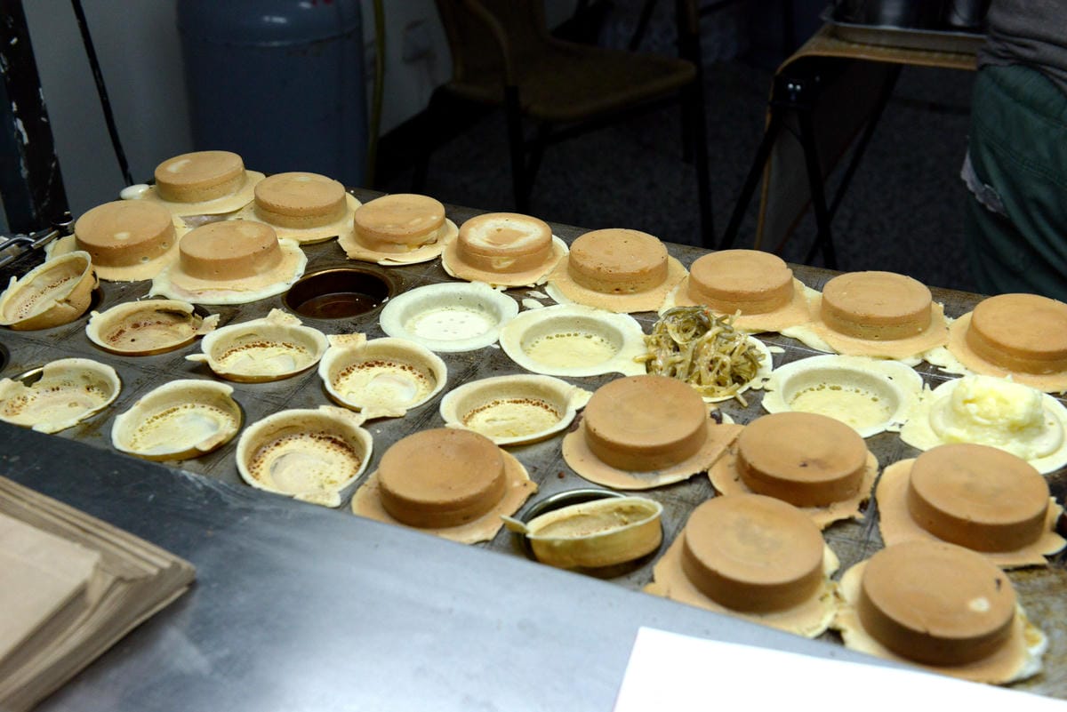 [台中沙鹿]香香脆皮紅豆餅 – 靜宜商圈的怪怪口味紅豆餅,口味多達三十種以上,有傳統口味也有創意口味,內餡用料紮實,大推黃金海帶絲口味和起司德腸口味紅豆餅。