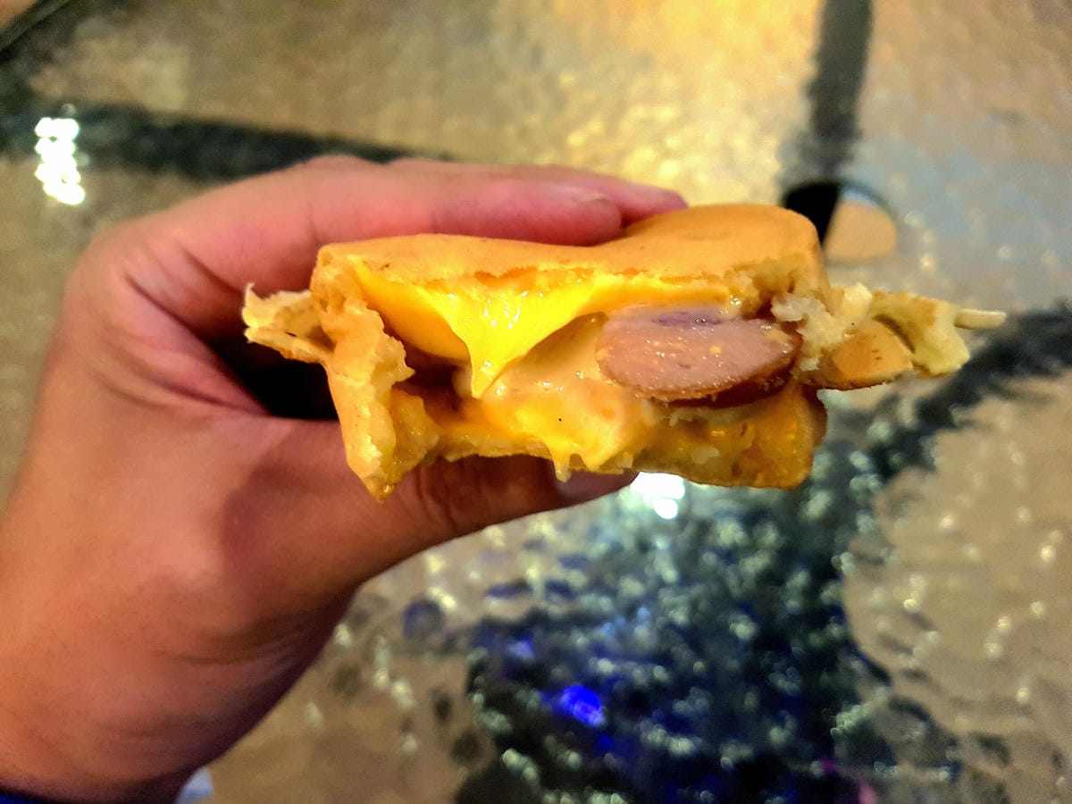 [台中沙鹿]香香脆皮紅豆餅 – 靜宜商圈的怪怪口味紅豆餅,口味多達三十種以上,有傳統口味也有創意口味,內餡用料紮實,大推黃金海帶絲口味和起司德腸口味紅豆餅。