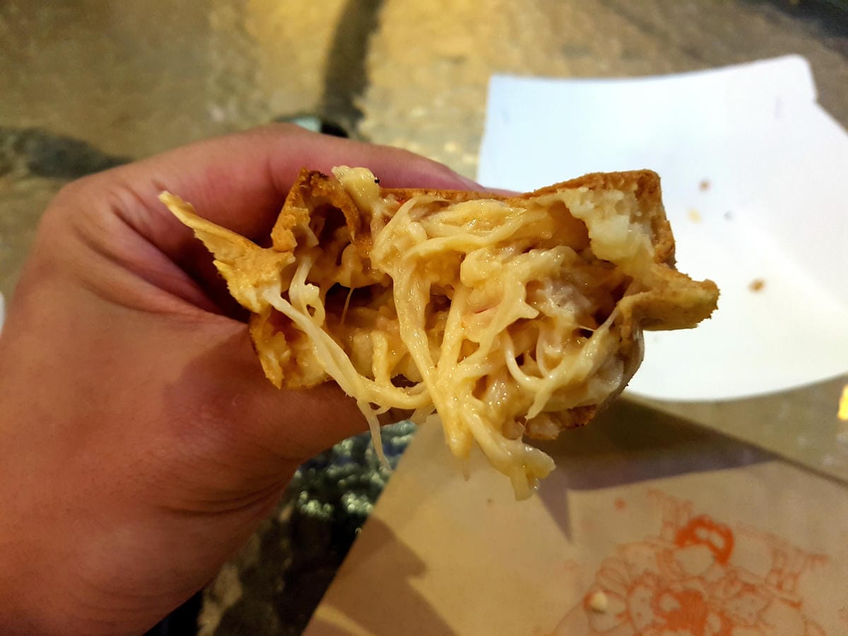 [台中沙鹿]香香脆皮紅豆餅 – 靜宜商圈的怪怪口味紅豆餅,口味多達三十種以上,有傳統口味也有創意口味,內餡用料紮實,大推黃金海帶絲口味和起司德腸口味紅豆餅。
