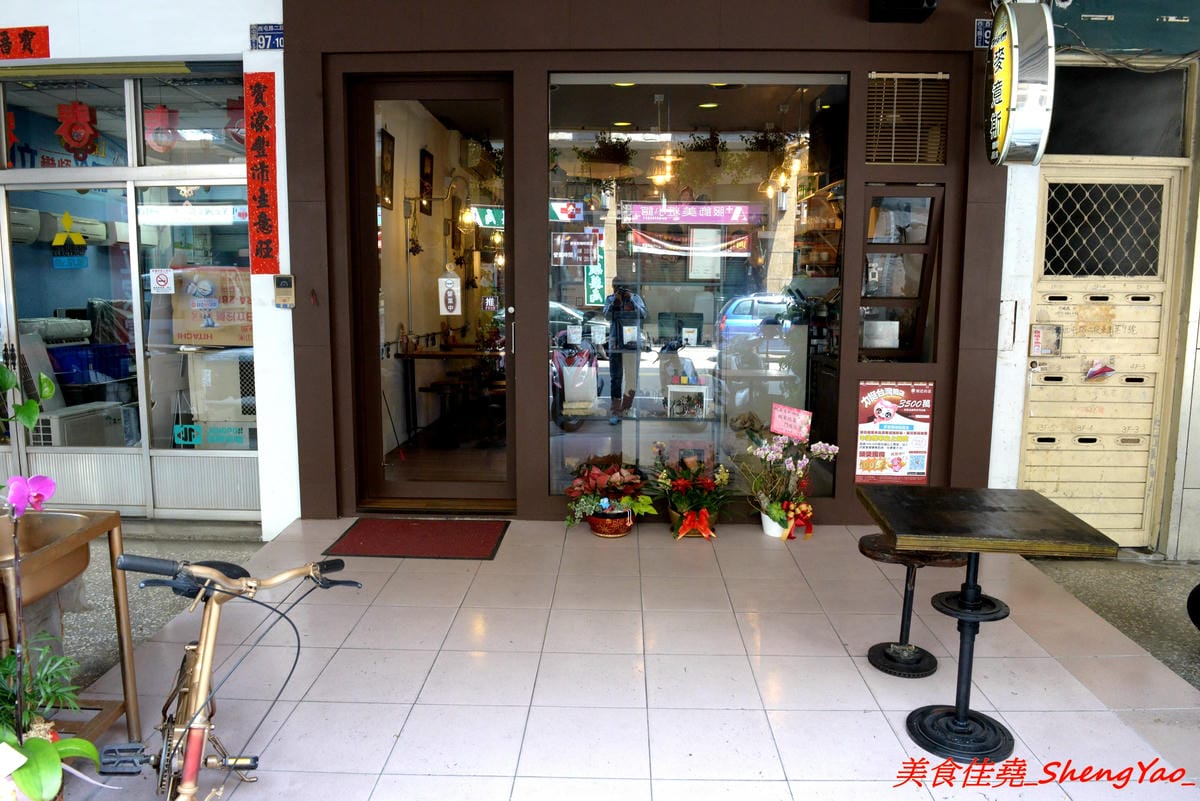 [台中西屯]麥意斯 – 超特別的異國風裝潢咖啡店,手作乾燥花吊燈美美的,餐點為蛋奶素,走健康養生風,咖啡豆為自家烘焙,咖啡相當有水準。
