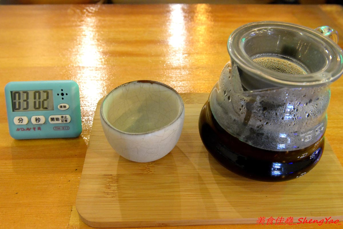 [台中西屯]麥意斯 – 超特別的異國風裝潢咖啡店,手作乾燥花吊燈美美的,餐點為蛋奶素,走健康養生風,咖啡豆為自家烘焙,咖啡相當有水準。
