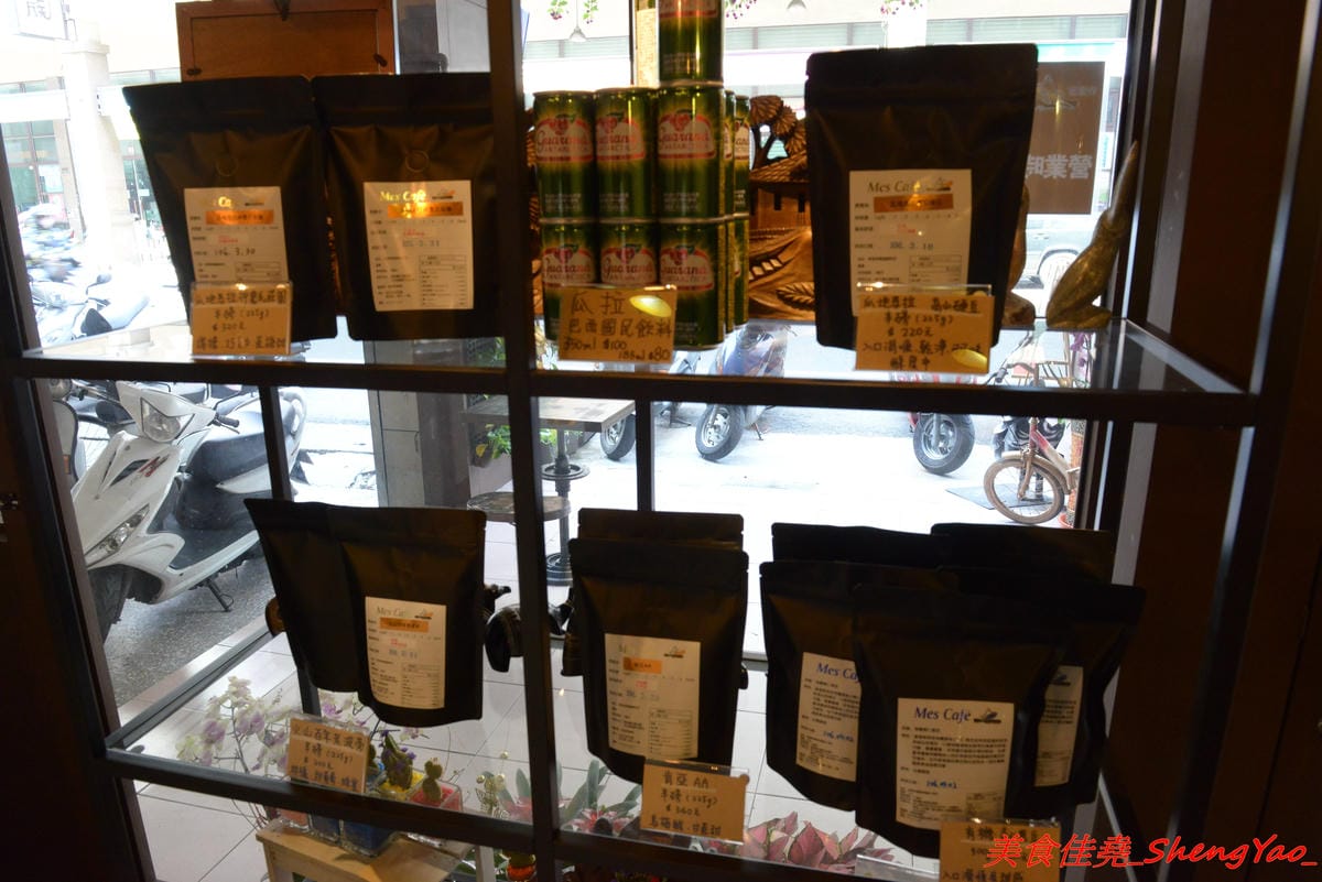 [台中西屯]麥意斯 – 超特別的異國風裝潢咖啡店,手作乾燥花吊燈美美的,餐點為蛋奶素,走健康養生風,咖啡豆為自家烘焙,咖啡相當有水準。