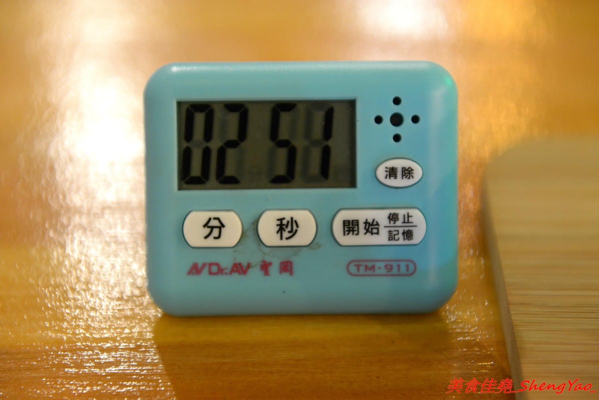 [台中西屯]麥意斯 – 超特別的異國風裝潢咖啡店,手作乾燥花吊燈美美的,餐點為蛋奶素,走健康養生風,咖啡豆為自家烘焙,咖啡相當有水準。