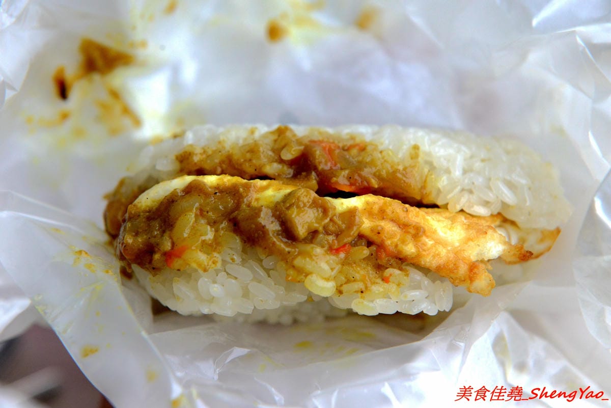 [台中清水]初食餐車 – 清水文青風飯糰行動攤車,台式飯糰與日式飯糰的結合,每日販售三種口味,不時還會有隱藏版特殊口味,還不錯吃,一顆才賣35元,早上6點半開賣,賣完為止。(已歇業)