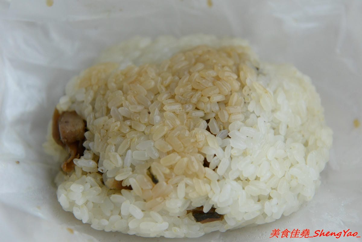 [台中清水]初食餐車 – 清水文青風飯糰行動攤車,台式飯糰與日式飯糰的結合,每日販售三種口味,不時還會有隱藏版特殊口味,還不錯吃,一顆才賣35元,早上6點半開賣,賣完為止。(已歇業)
