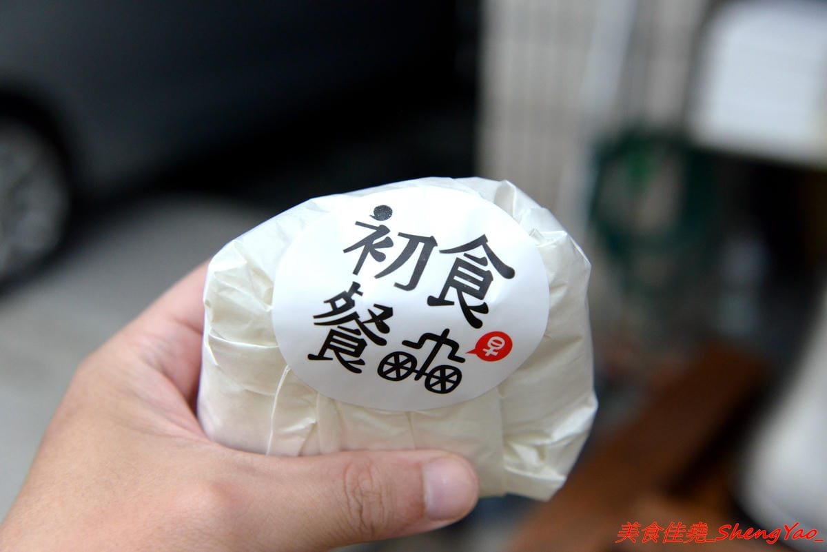 [台中清水]初食餐車 – 清水文青風飯糰行動攤車,台式飯糰與日式飯糰的結合,每日販售三種口味,不時還會有隱藏版特殊口味,還不錯吃,一顆才賣35元,早上6點半開賣,賣完為止。(已歇業)