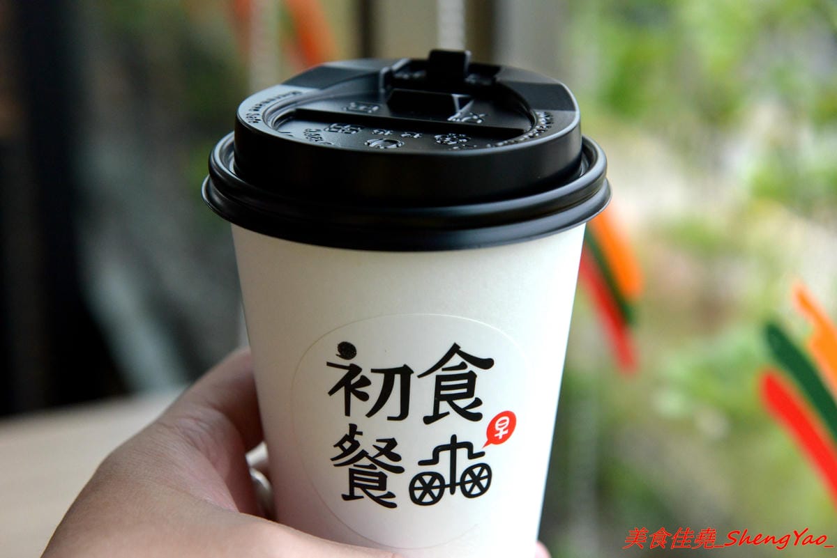 [台中清水]初食餐車 – 清水文青風飯糰行動攤車,台式飯糰與日式飯糰的結合,每日販售三種口味,不時還會有隱藏版特殊口味,還不錯吃,一顆才賣35元,早上6點半開賣,賣完為止。(已歇業)