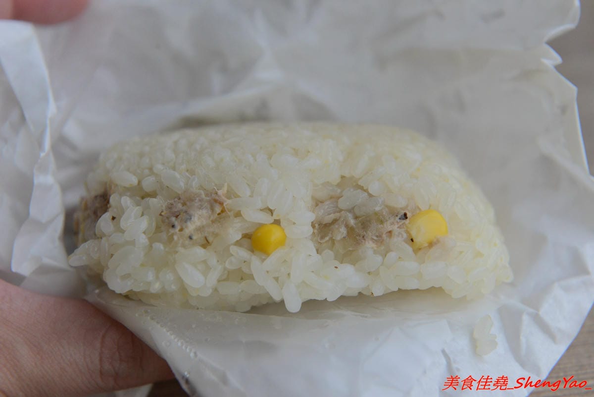 [台中清水]初食餐車 – 清水文青風飯糰行動攤車,台式飯糰與日式飯糰的結合,每日販售三種口味,不時還會有隱藏版特殊口味,還不錯吃,一顆才賣35元,早上6點半開賣,賣完為止。(已歇業)