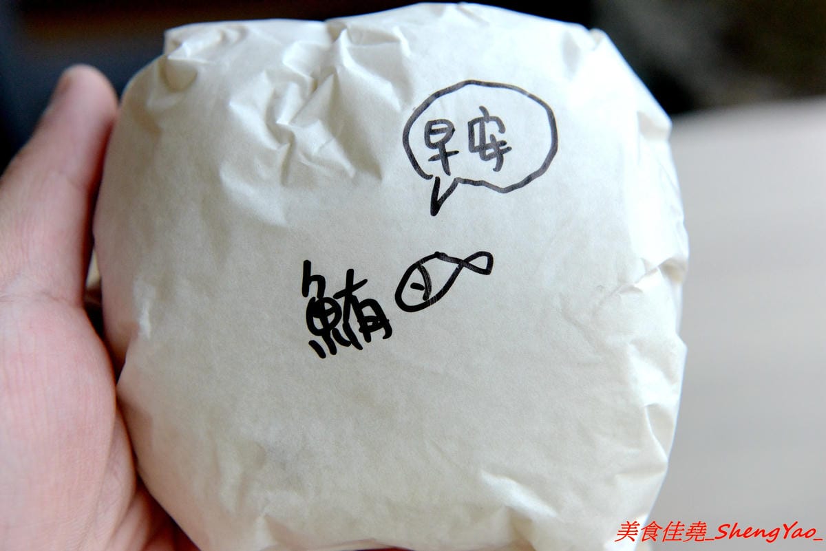 [台中清水]初食餐車 – 清水文青風飯糰行動攤車,台式飯糰與日式飯糰的結合,每日販售三種口味,不時還會有隱藏版特殊口味,還不錯吃,一顆才賣35元,早上6點半開賣,賣完為止。(已歇業)