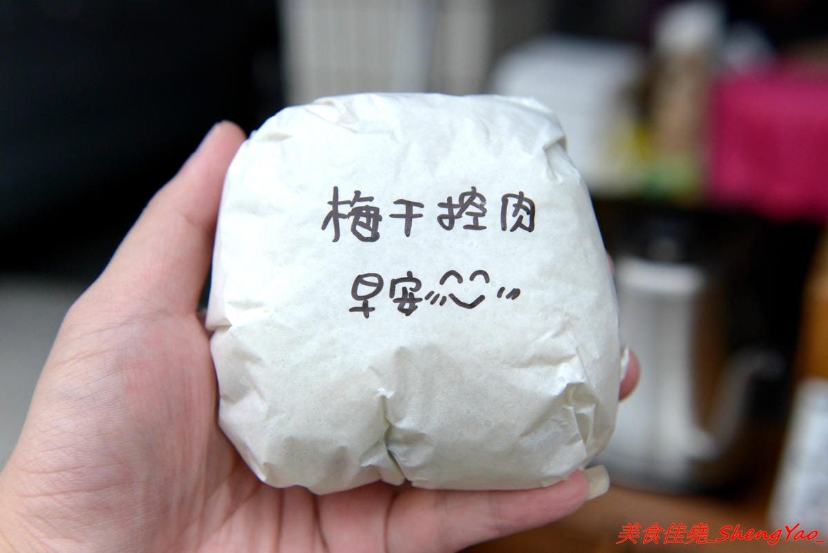 [台中清水]初食餐車 – 清水文青風飯糰行動攤車,台式飯糰與日式飯糰的結合,每日販售三種口味,不時還會有隱藏版特殊口味,還不錯吃,一顆才賣35元,早上6點半開賣,賣完為止。(已歇業)