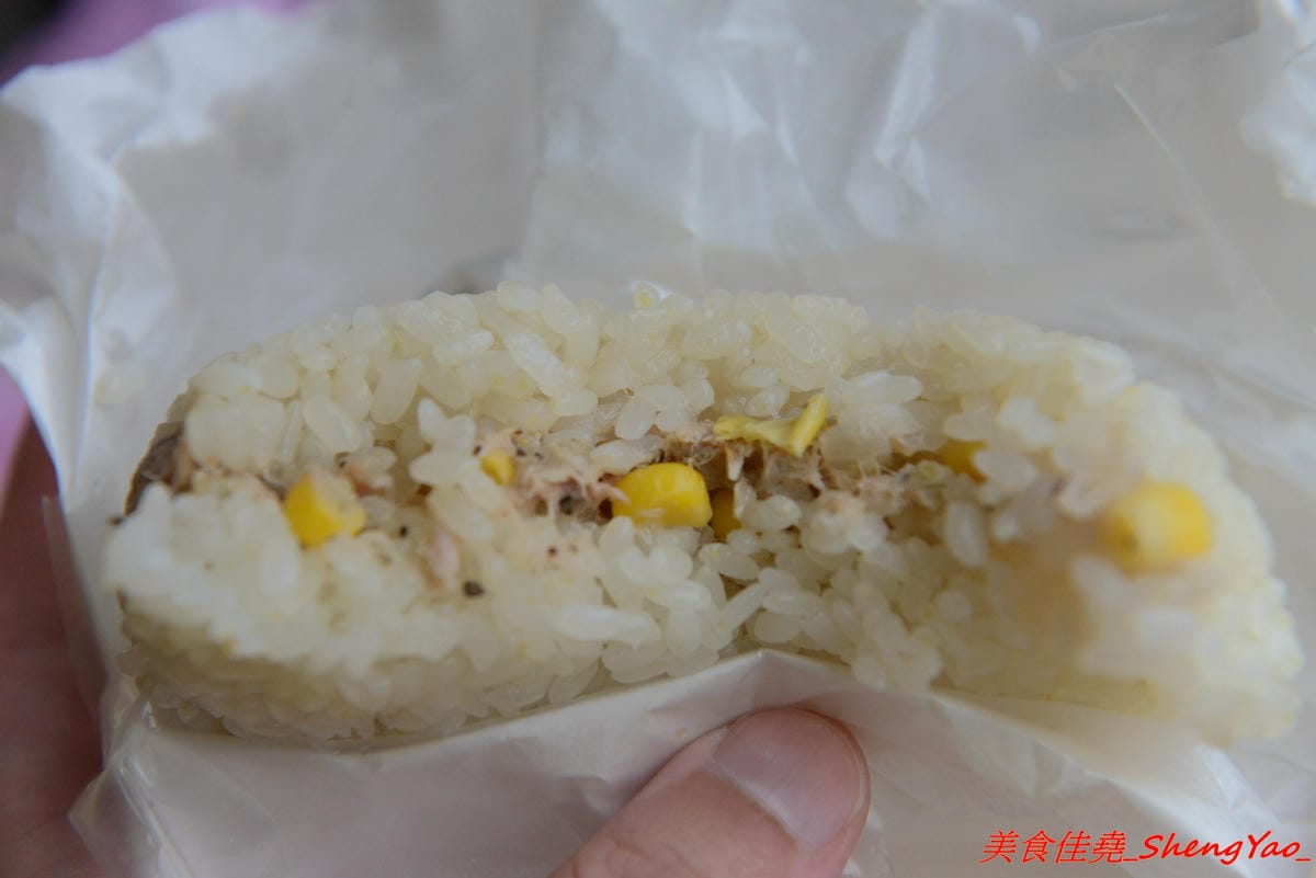 [台中清水]初食餐車 – 清水文青風飯糰行動攤車,台式飯糰與日式飯糰的結合,每日販售三種口味,不時還會有隱藏版特殊口味,還不錯吃,一顆才賣35元,早上6點半開賣,賣完為止。(已歇業)