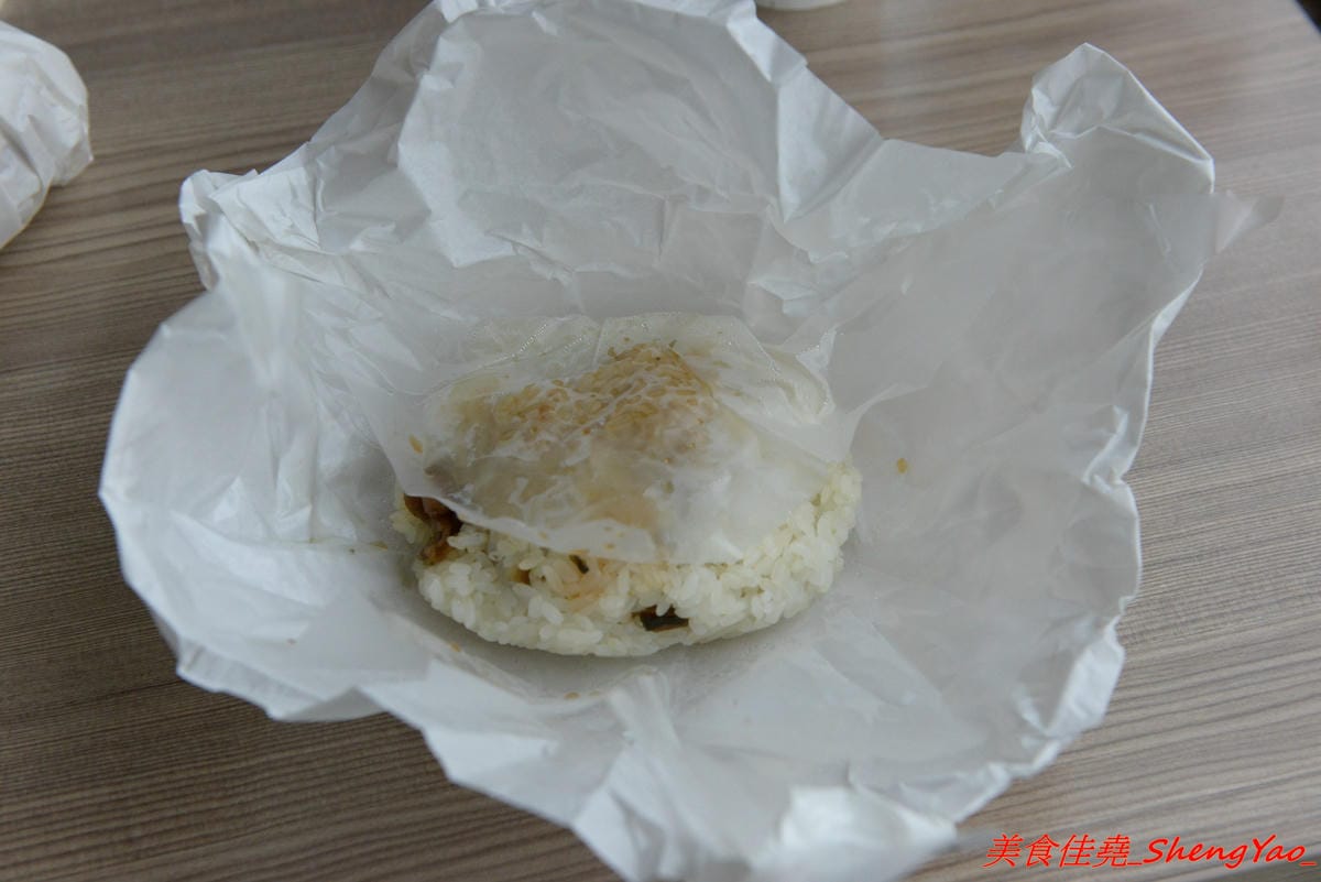 [台中清水]初食餐車 – 清水文青風飯糰行動攤車,台式飯糰與日式飯糰的結合,每日販售三種口味,不時還會有隱藏版特殊口味,還不錯吃,一顆才賣35元,早上6點半開賣,賣完為止。(已歇業)