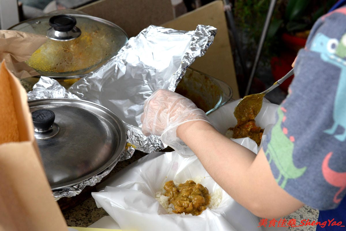 [台中清水]初食餐車 – 清水文青風飯糰行動攤車,台式飯糰與日式飯糰的結合,每日販售三種口味,不時還會有隱藏版特殊口味,還不錯吃,一顆才賣35元,早上6點半開賣,賣完為止。(已歇業)