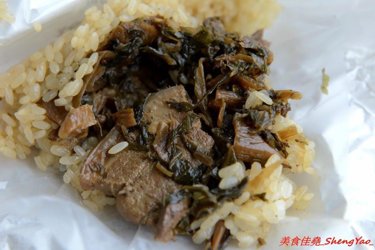 [台中清水]初食餐車 – 清水文青風飯糰行動攤車,台式飯糰與日式飯糰的結合,每日販售三種口味,不時還會有隱藏版特殊口味,還不錯吃,一顆才賣35元,早上6點半開賣,賣完為止。(已歇業)