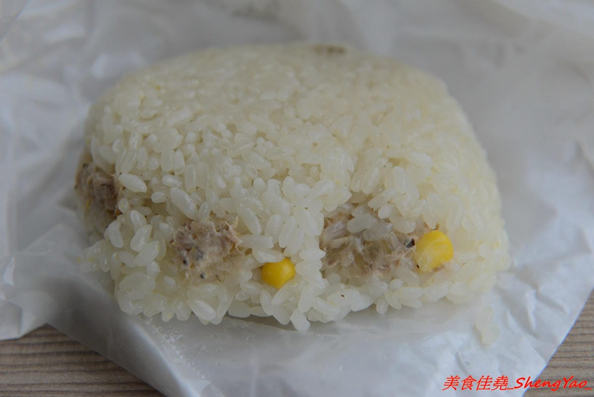[台中清水]初食餐車 – 清水文青風飯糰行動攤車,台式飯糰與日式飯糰的結合,每日販售三種口味,不時還會有隱藏版特殊口味,還不錯吃,一顆才賣35元,早上6點半開賣,賣完為止。(已歇業)