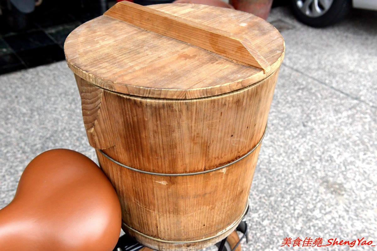 [台中清水]初食餐車 – 清水文青風飯糰行動攤車,台式飯糰與日式飯糰的結合,每日販售三種口味,不時還會有隱藏版特殊口味,還不錯吃,一顆才賣35元,早上6點半開賣,賣完為止。(已歇業)