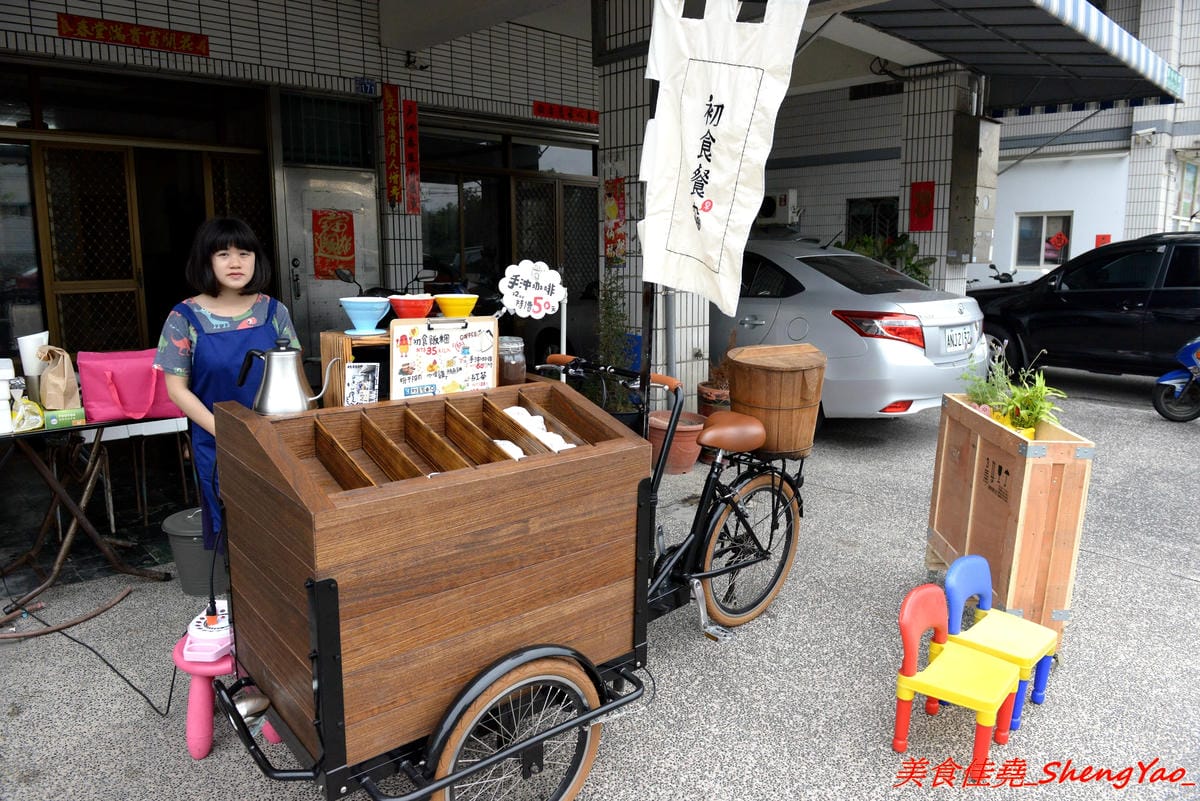 [台中清水]初食餐車 – 清水文青風飯糰行動攤車,台式飯糰與日式飯糰的結合,每日販售三種口味,不時還會有隱藏版特殊口味,還不錯吃,一顆才賣35元,早上6點半開賣,賣完為止。(已歇業)