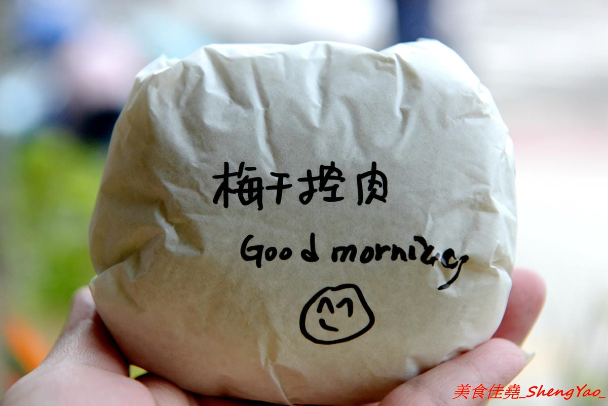 [台中清水]初食餐車 – 清水文青風飯糰行動攤車,台式飯糰與日式飯糰的結合,每日販售三種口味,不時還會有隱藏版特殊口味,還不錯吃,一顆才賣35元,早上6點半開賣,賣完為止。(已歇業)
