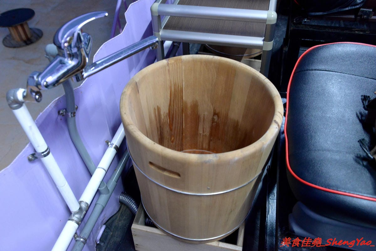 [台中清水]嗨咖泡腳夜色 – 台中海線首家結合泡腳的夜景餐廳,可以一邊泡腳一邊欣賞夜景,粉色貨櫃屋有追上流行,泡腳費用包含飲料一杯,喝完可以續一次且不限同種類,目前打卡還有折50元