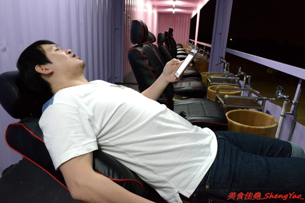 [台中清水]嗨咖泡腳夜色 – 台中海線首家結合泡腳的夜景餐廳,可以一邊泡腳一邊欣賞夜景,粉色貨櫃屋有追上流行,泡腳費用包含飲料一杯,喝完可以續一次且不限同種類,目前打卡還有折50元