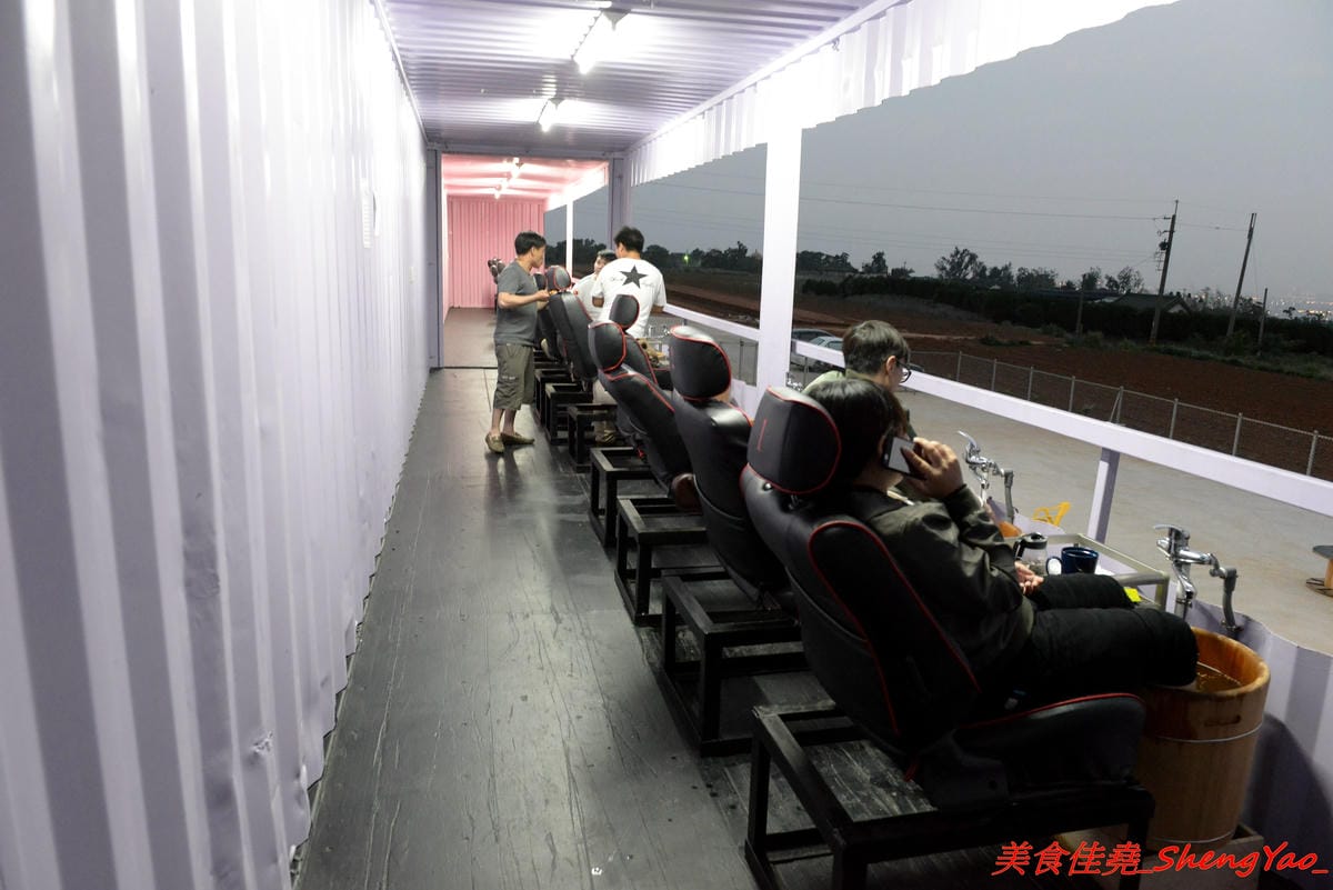 [台中清水]嗨咖泡腳夜色 – 台中海線首家結合泡腳的夜景餐廳,可以一邊泡腳一邊欣賞夜景,粉色貨櫃屋有追上流行,泡腳費用包含飲料一杯,喝完可以續一次且不限同種類,目前打卡還有折50元